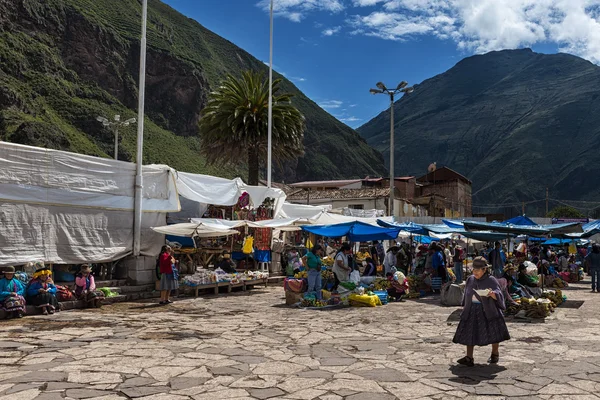 Lokalbefolkningen på en marknad i staden Pisac, i dalen Sacredy. — Stockfoto