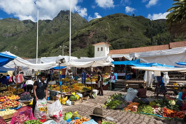 Locais em um mercado na cidade de Pisac, no Vale Sagrado . — Fotografia de Stock