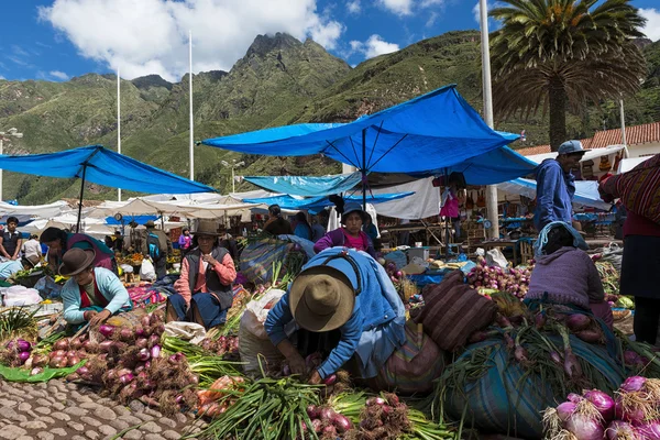 Locales en un mercado en la ciudad de Pisac, en el Valle del Sacredy . —  Fotos de Stock