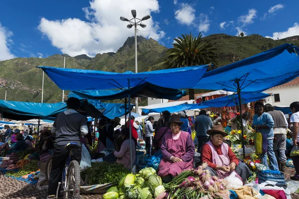 Locales en un mercado en la ciudad de Pisac, en el Valle del Sacredy . —  Fotos de Stock