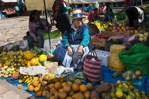 Locaux dans un marché de la ville de Pisac, dans la Vallée Sacrée . — Photo