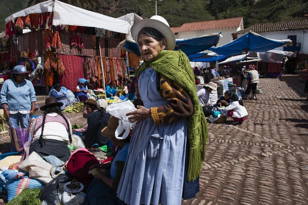 Mujer local en un mercado en la ciudad de Pisac, en el Valle Sagrado . —  Fotos de Stock