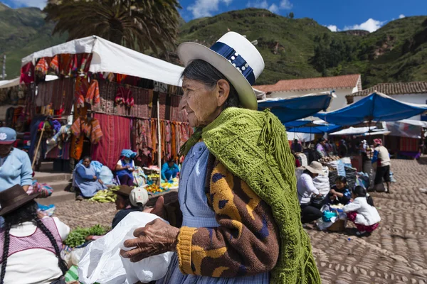 Local woman in a market in the city of Pisac, in the Sacred Valley. — Stock Photo, Image