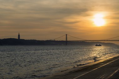 Lizbon'daki Tagus Nehri üzerinde köprü görünümü