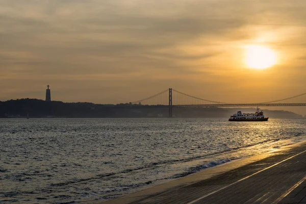 Vista del puente sobre el río Tajo en Lisboa, Portugal . —  Fotos de Stock