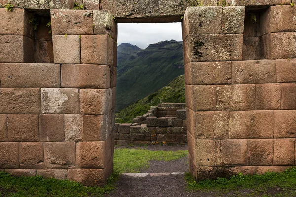 Particolare muratura Inca di parete e porta a Pisac, Perù — Foto Stock