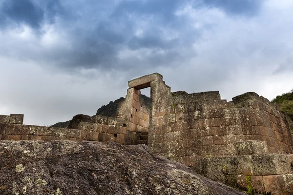 Inca metselwerk detail van de muur en deur op Pisac, Peru — Stockfoto