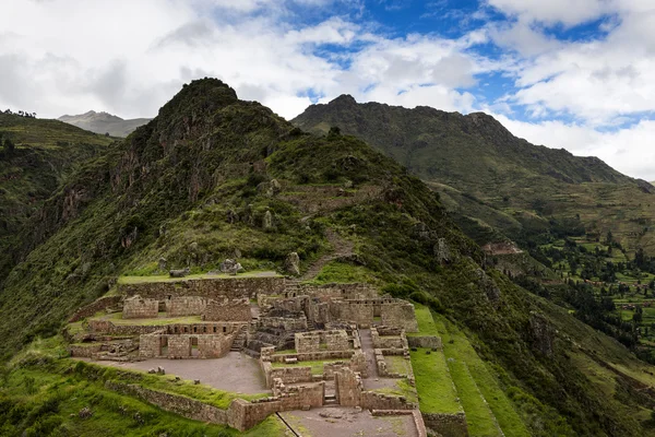 印加遗址附近的称心如意秘鲁 — 图库照片