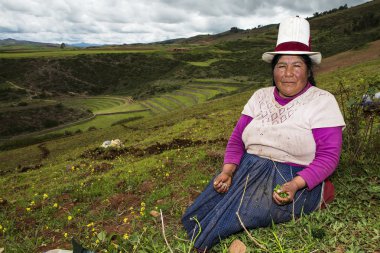 Moray İnka terasları Peru Perulu kadında