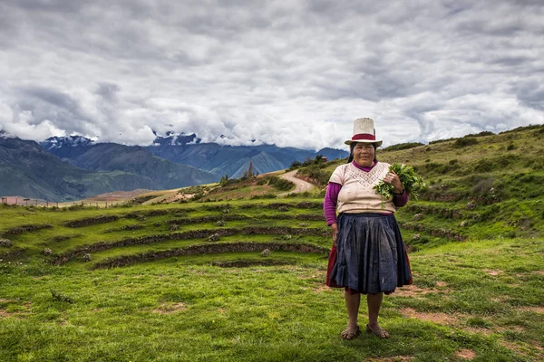 Περού γυναίκα στο Moray Inca βεράντες — Φωτογραφία Αρχείου