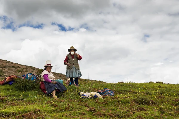 仕事からの壊れ目を有する 2 つのペルー女性農民付近のマラス、ペルー — ストック写真