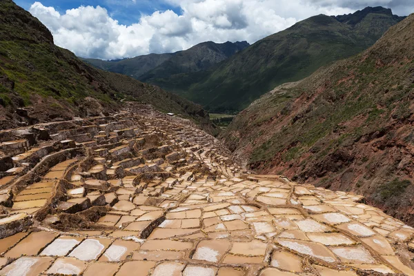Maras sóbányák közelében a falu Maras, Szent völgy, Peru — Stock Fotó