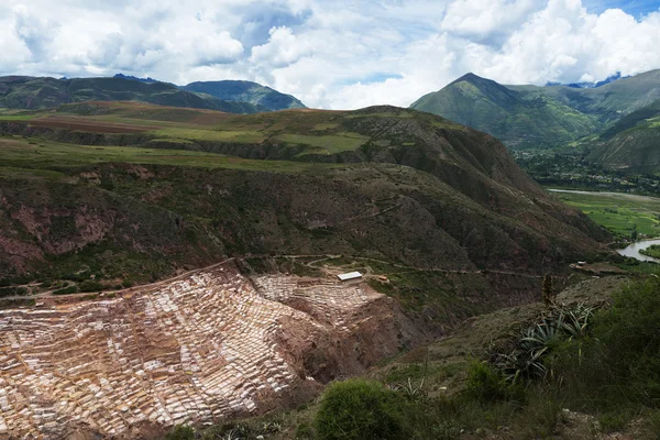 Minas de Sal de Maras cerca del pueblo de Maras, Valle Sagrado, Perú — Foto de Stock