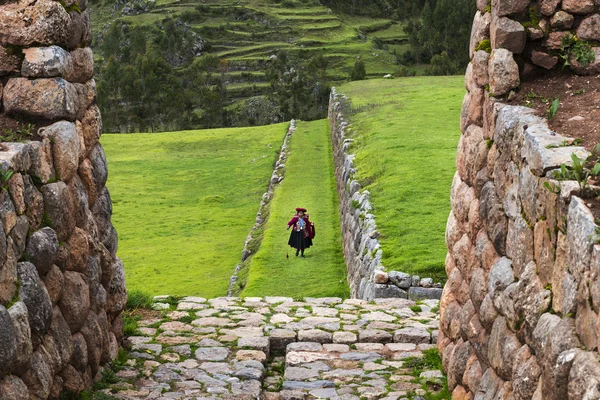 Peruanska kvinnan i den Inka ruinerna i byn Chinchero, i Peru. — Stockfoto