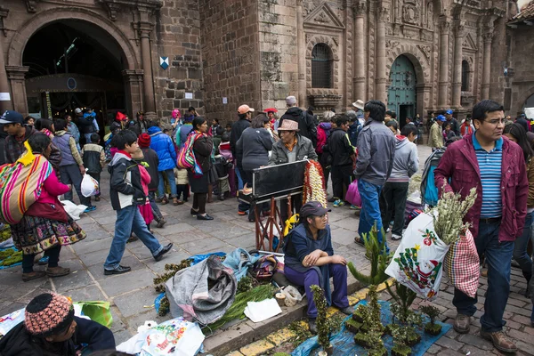 Menschen auf einem Straßenmarkt in cuzco, peru — Stockfoto