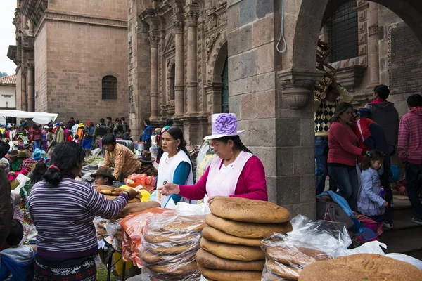 Люди вуличний ринок в Куско, Перу — стокове фото