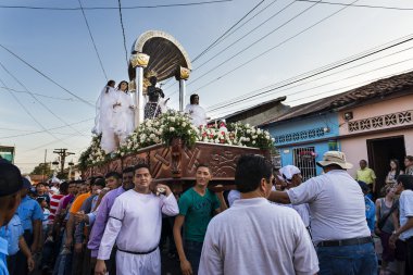 Bir alay şehir Leon, Nikaragua Paskalya kutlamaları sırasında insanlarda.