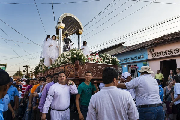 Menschen in einer Prozession während der Osterfeierlichkeiten in der Stadt Leon, in Nicaragua. — Stockfoto