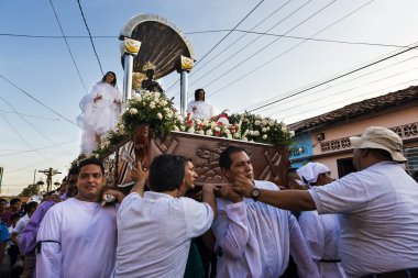Bir alay şehir Leon, Nikaragua Paskalya kutlamaları sırasında insanlarda.
