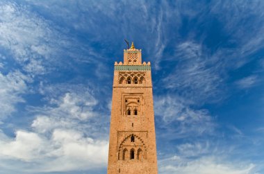 Marakeş eski caminin minaresi. Dramatik gökyüzü