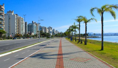 Florianopolis içinde bisiklet yolu ve deniz kıyısında