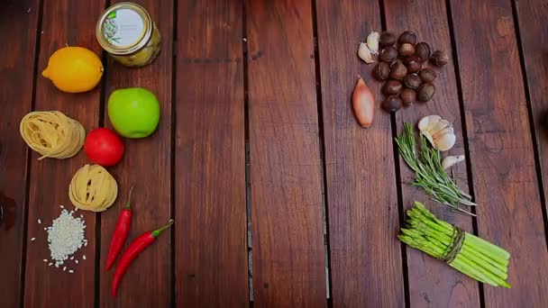 Vue de dessus du risotto de citrouille sur la table en bois — Video