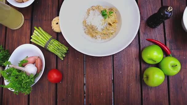 Spaghetti sulla tavola di legno marrone — Video Stock