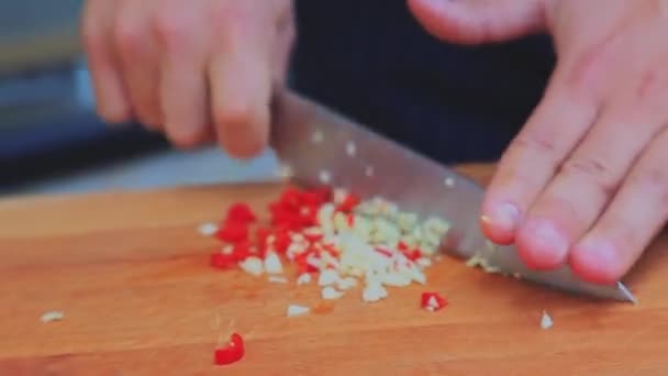 Chopping  garlic and chilli peper — Stock Video