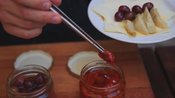 Sonnengetrocknete Tomaten auf Teller — Stockvideo