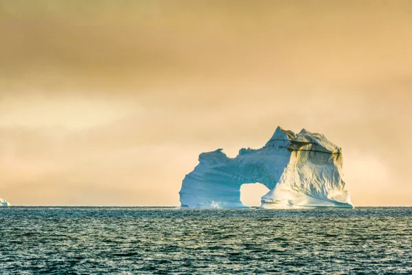 Un solitario, poderoso, sucio y helado berg . — Foto de Stock