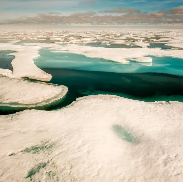 Hoja de hielo azul profundo derretimiento — Foto de Stock