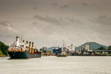 Gemi tarnsit için Panama Kanalı dizilmiş