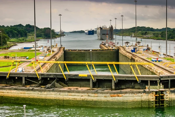 Nézd a hídról a hajót, a zár a Panama-csatorna — Stock Fotó