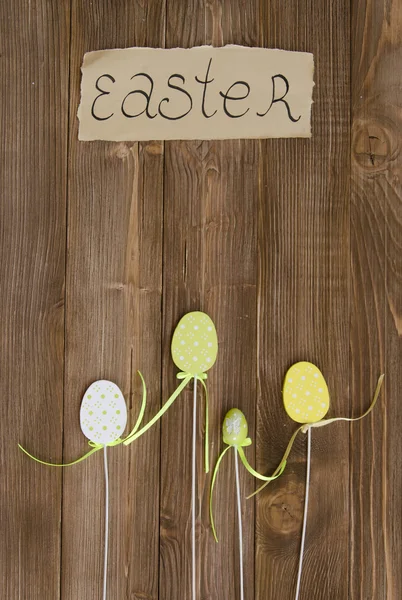 Easter eggs on a wooden wall background — Stock Photo, Image