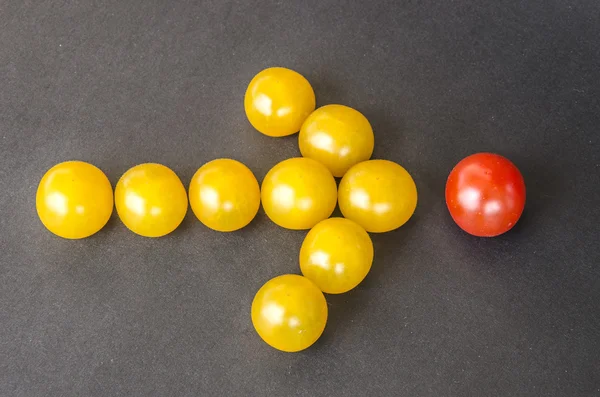 어두운 배경에서 화살표의 모양에 노란색 체리 토마토 — 스톡 사진
