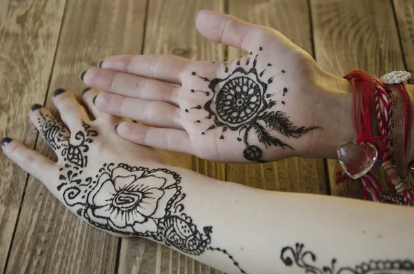 Diseño popular de Mehndi para manos pintadas con tradiciones indias Mehandi — Foto de Stock