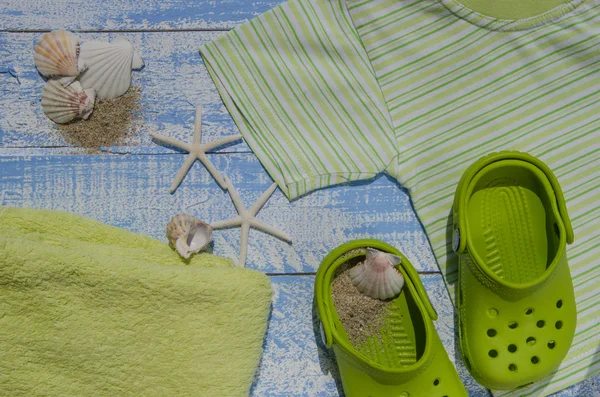 Babybekleidung auf schäbiger schicker blauer und weißer Holzunterlage