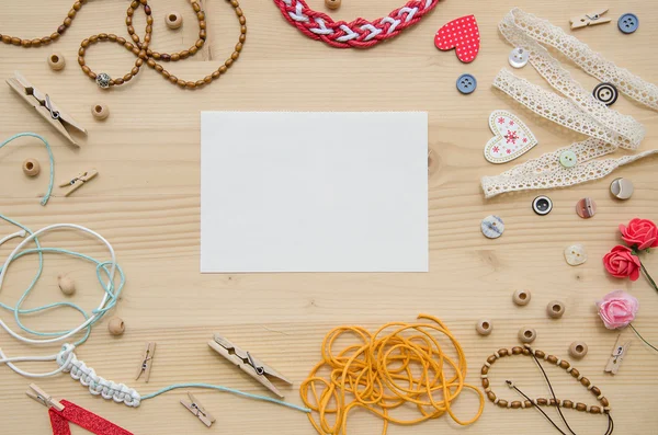 Set elementen voor handwerk en decoratieve elementen handgemaakte op houten achtergrond. Plat leggen — Stockfoto