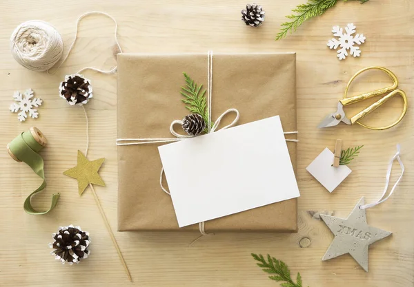 手作りのクリスマスプレゼントモックアップ。郵便はがきにコピースペース付きのフラットレイ — ストック写真