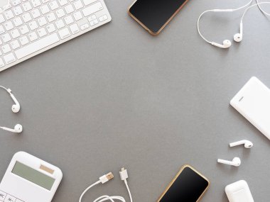 Gri arkaplandaki cihazlardan yapılmış çerçeve. Boşluk modellemesini kopyala