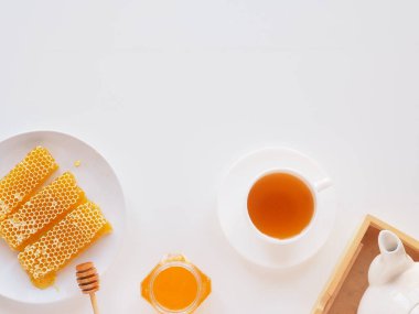 Bal ve tarak ile çay, üst manzara