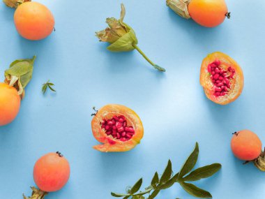 Üst görünüm olgunlaşmamış nar ve renk arkaplanındaki yaprak dokusu