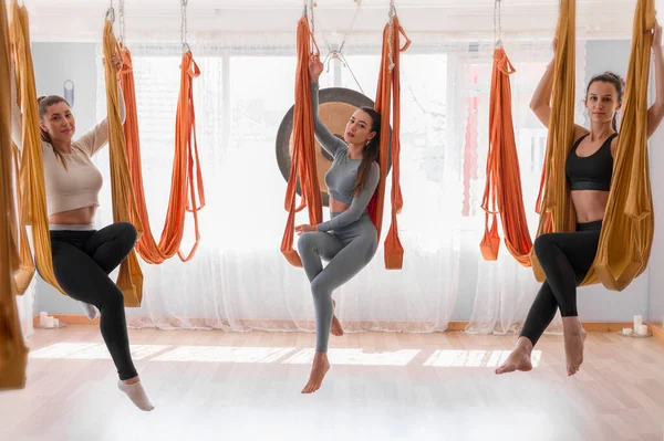 Fly yoga group of women in hammocks — Stock Photo, Image