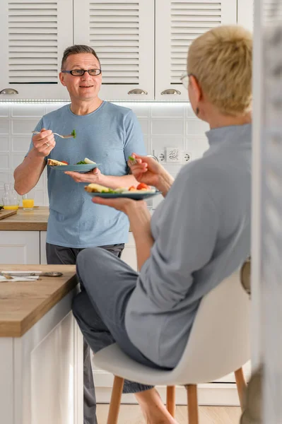 Glückliches Paar mittleren Alters beim gemeinsamen gesunden Abendessen. Glückliches Leben der Rentner — Stockfoto