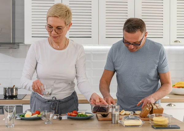 Paar mittleren Alters kocht gesunde Lebensmittel aus nächster Nähe — Stockfoto