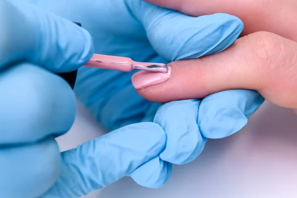 Gel spik förlängningar process. Närbild nagellack som appliceras i handskar med borste — Stockfoto