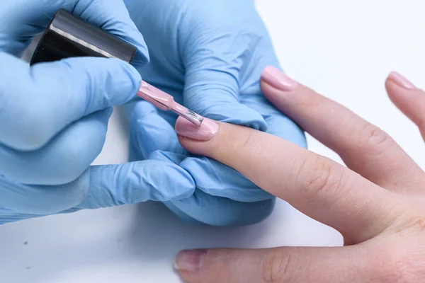 Professionellt nagellack appliceringsprocess med borste — Stockfoto
