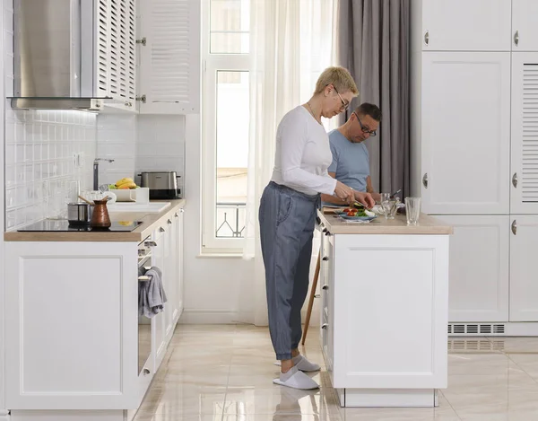 In voller Länge Seitenansicht Senior Paar Kochen in der Küche. Glückliches Familienporträt — Stockfoto