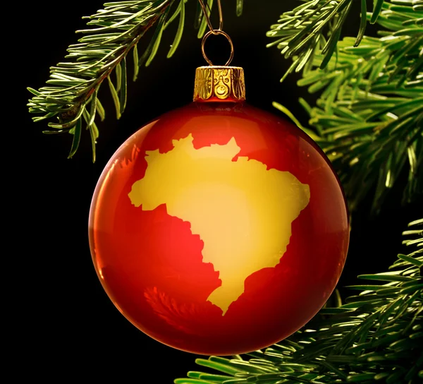 Bauble vermelho com a forma dourada do Brasil pendurado em um Natal — Fotografia de Stock