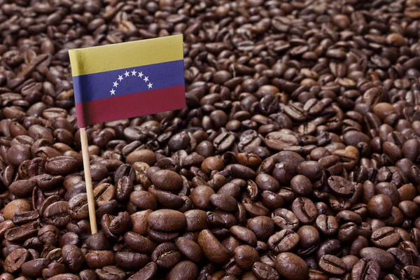 Bandeira da Venezuela colando em grãos de café. (série ) — Fotografia de Stock